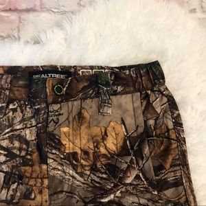 Realtree camo pants.